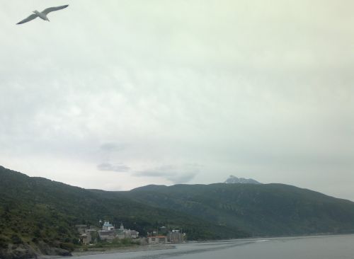 Blick auf Berg Athos und das Panteleimon-Kloster