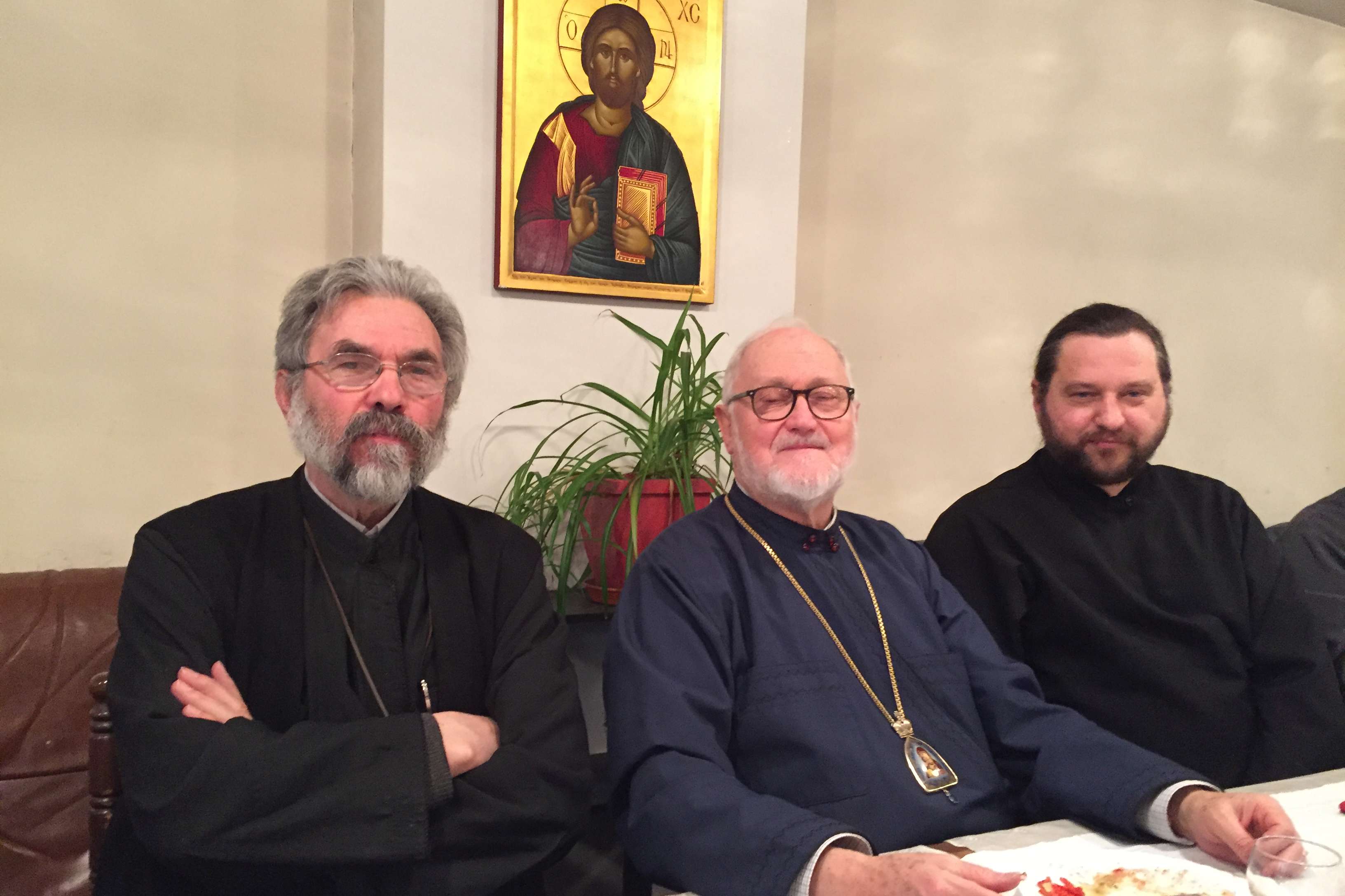 Erzbischof Johannes mit den Dekanen Erzpriester Nikolay Cernokrak und Priester Alexander Galaka